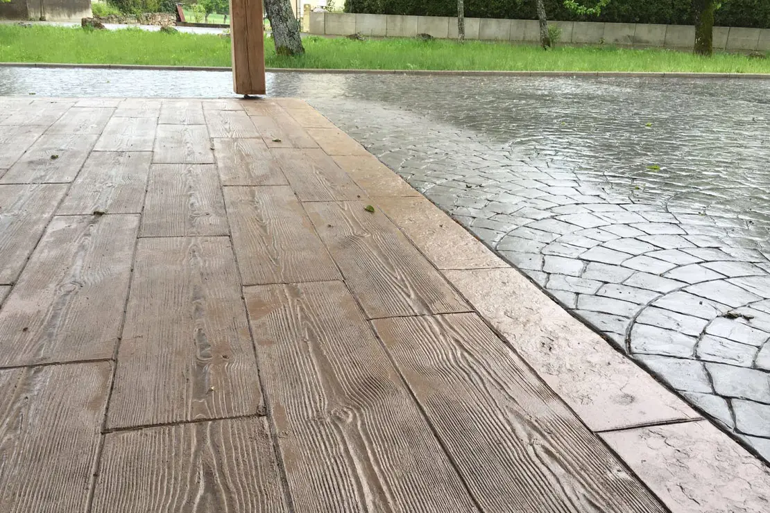 Imitación de madera en hormigón impreso en el patio trasero de una vivienda.